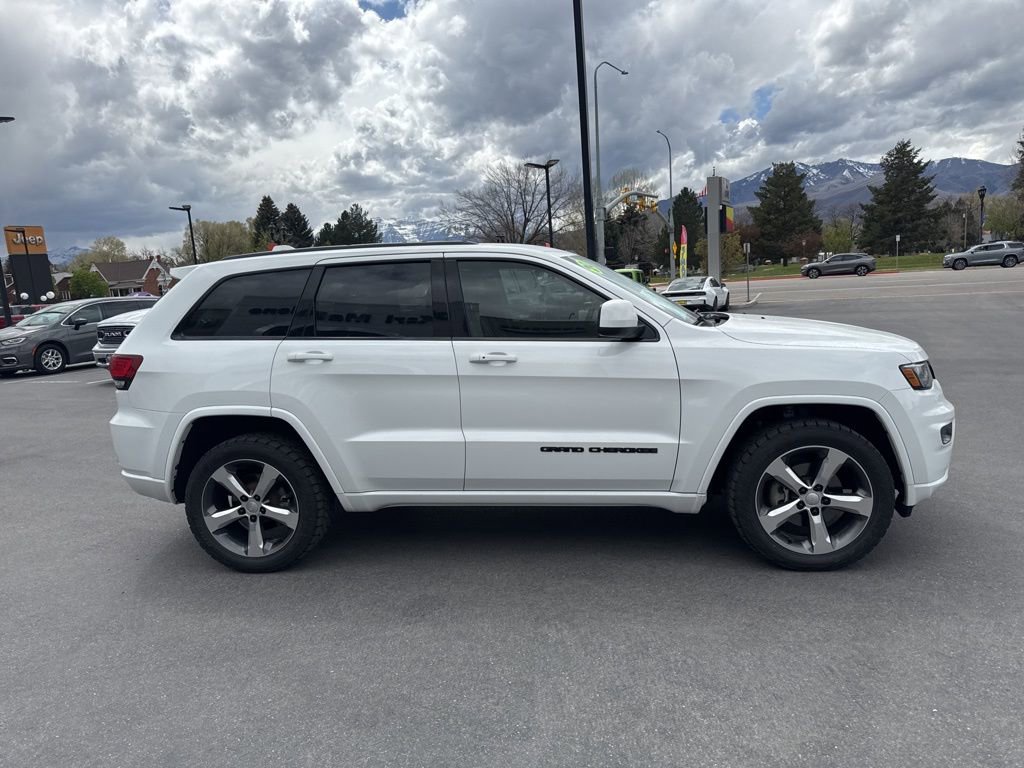 Used 2020 Jeep Grand Cherokee Altitude AWD/4WD image 4