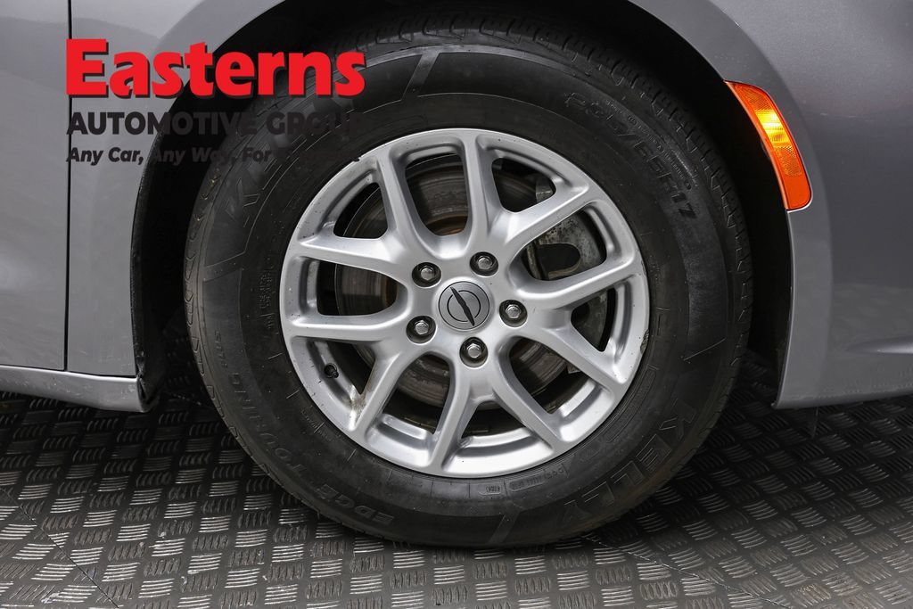 Used 2021 Chrysler Pacifica Touring-L FWD image 34
