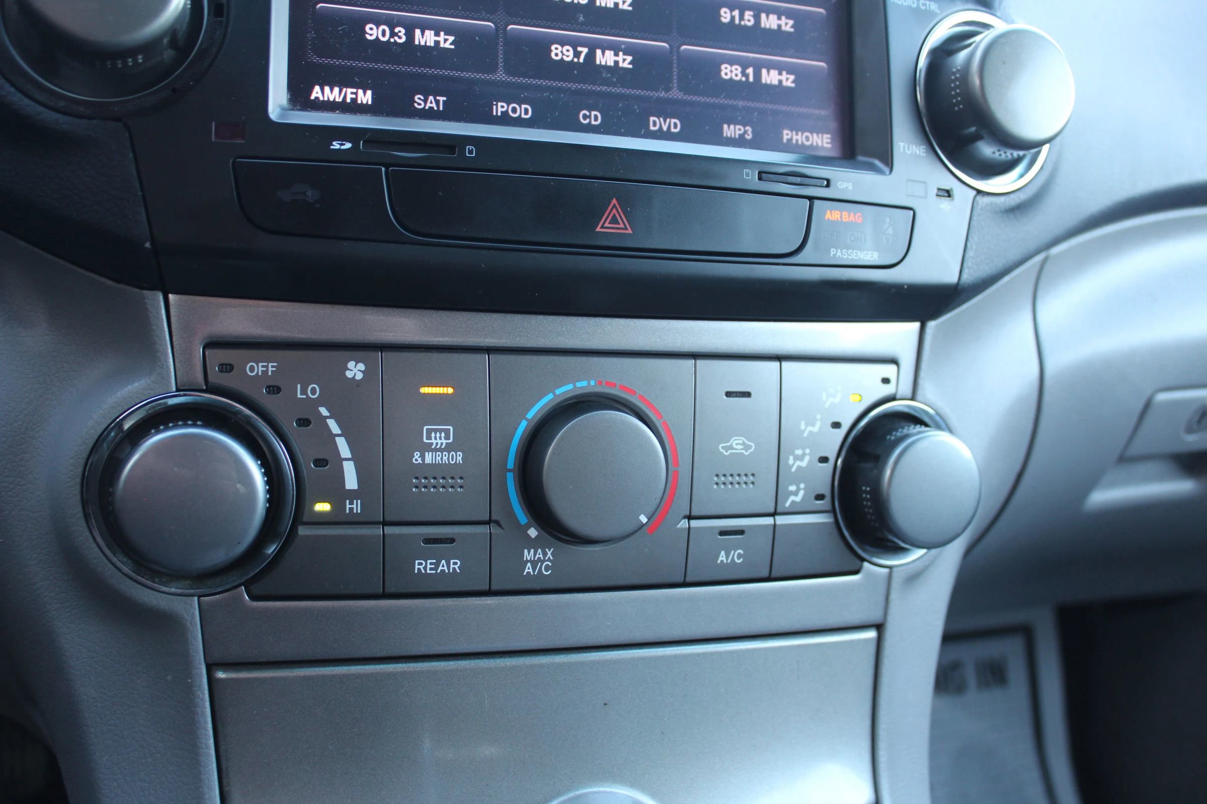 Used 2011 Toyota Highlander Hybrid w/ Cold Weather Pkg image 32