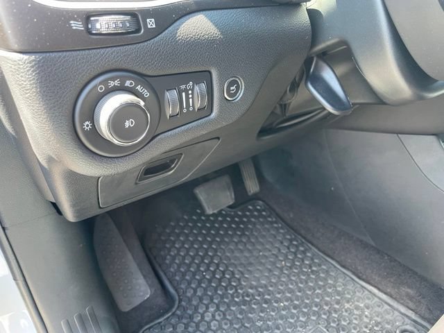 Used 2019 Jeep Cherokee Trailhawk w/ Comfort/Convenience Group AWD/4WD image 34