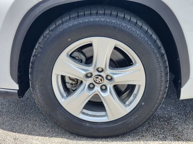 Used 2023 Toyota Highlander LE image 7