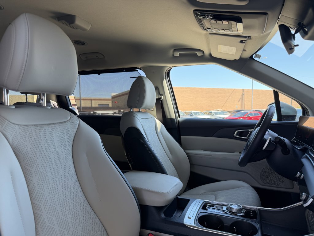 Used 2025 Kia Carnival EX image 44