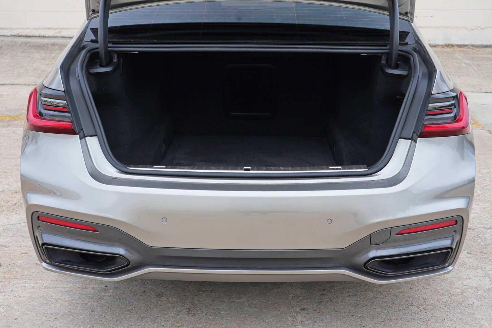 Used 2022 BMW 740i w/ M Sport Package RWD image 11