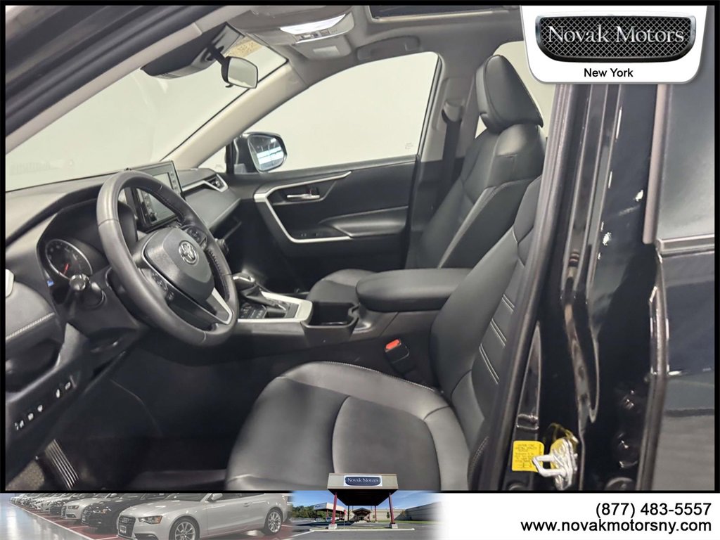 Used 2022 Toyota RAV4 XLE Premium image 12