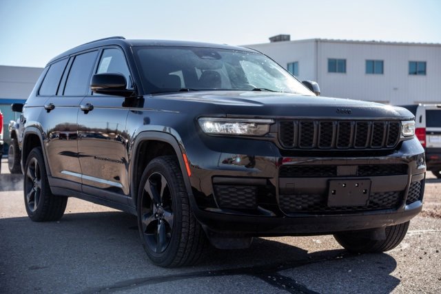 Used 2023 Jeep Grand Cherokee L Laredo image 3