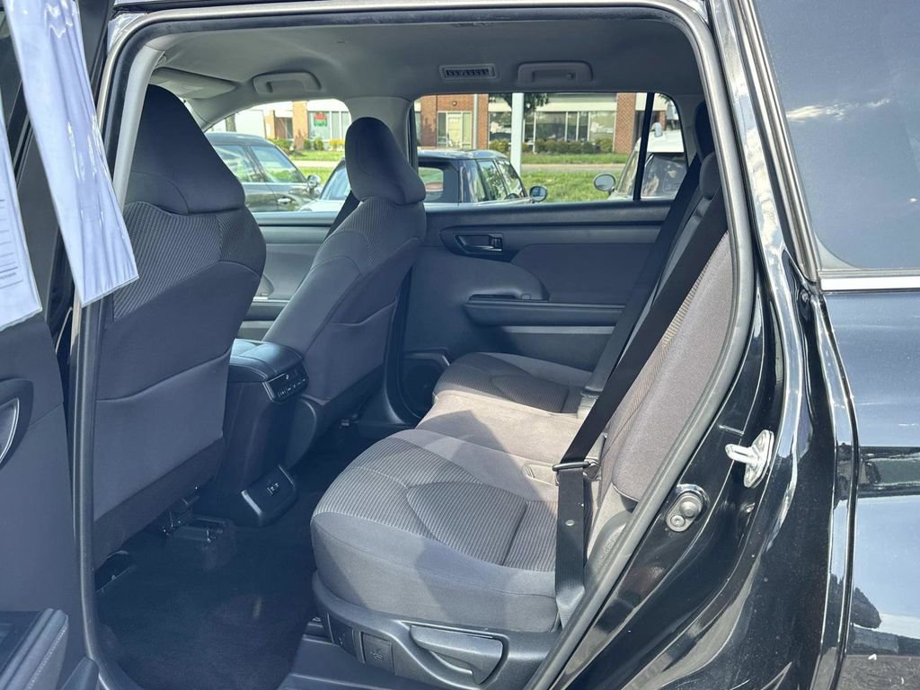 Used 2021 Toyota Highlander LE image 24