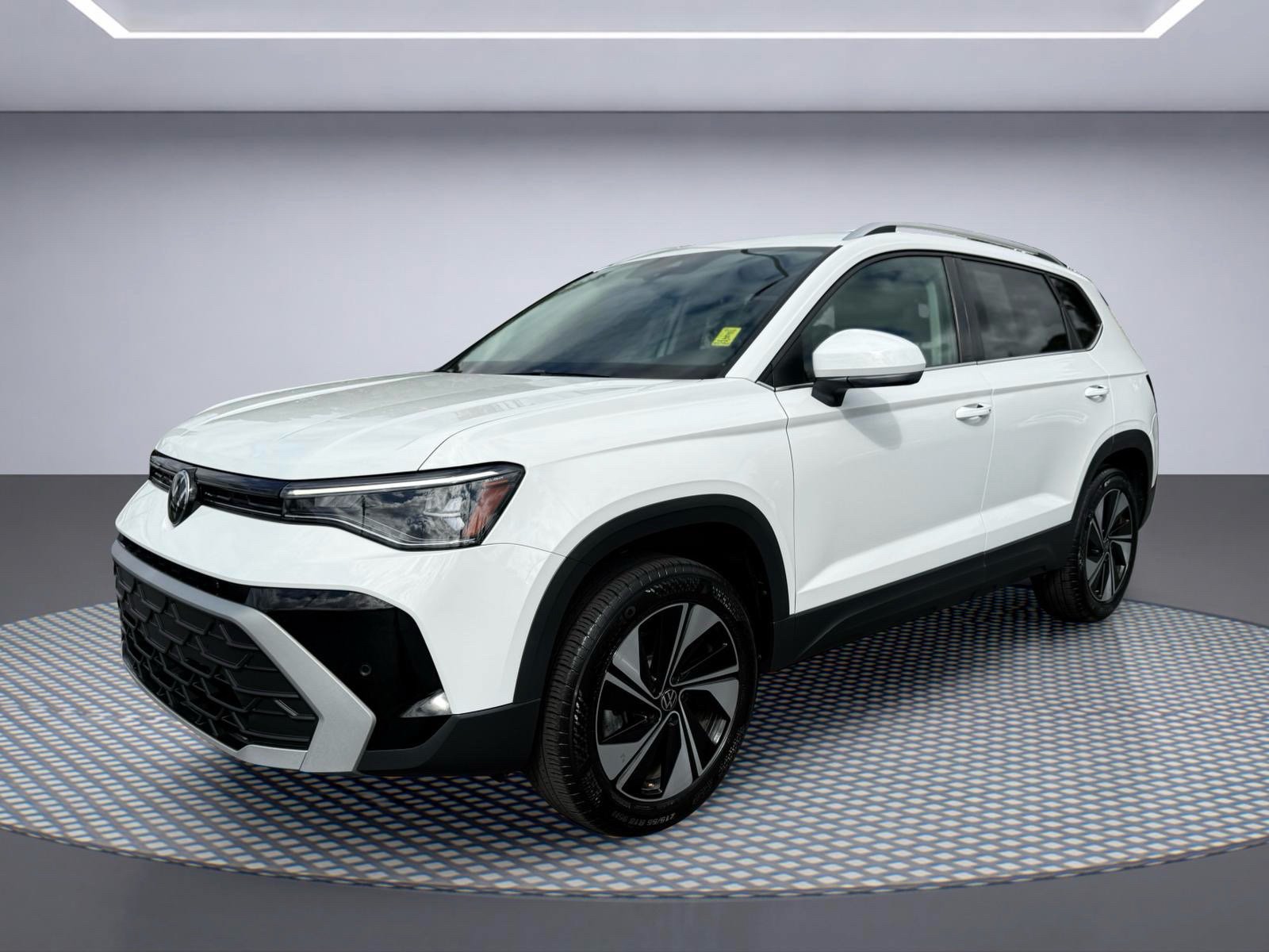 Used 2025 Volkswagen Taos SE AWD/4WD image 1