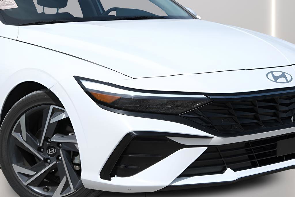Used 2025 Hyundai Elantra SEL image 31