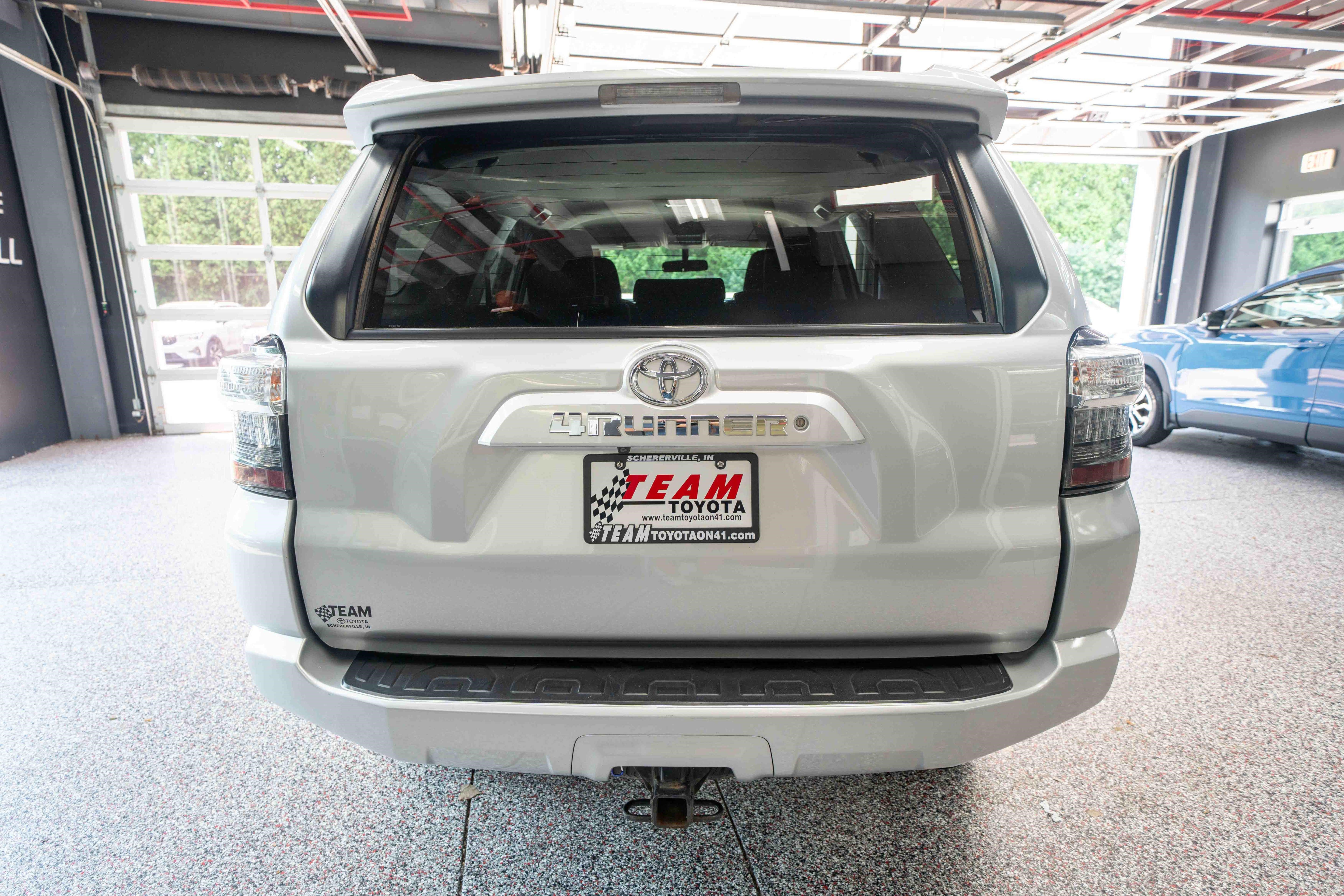 Used 2018 Toyota 4Runner SR5 AWD/4WD image 3