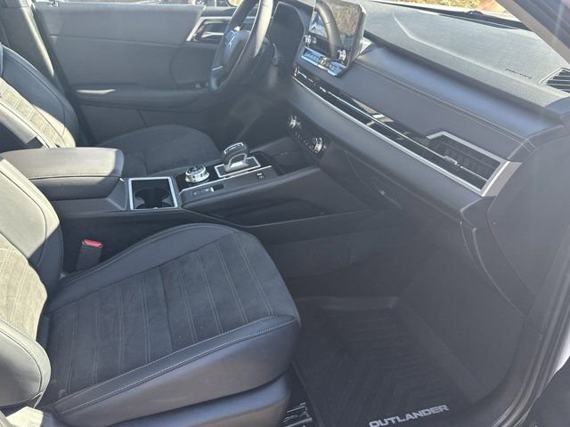 Used 2024 Mitsubishi Outlander SE image 17
