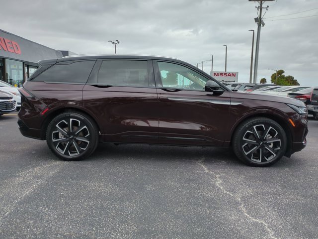 Used 2025 Lincoln Nautilus Reserve image 3