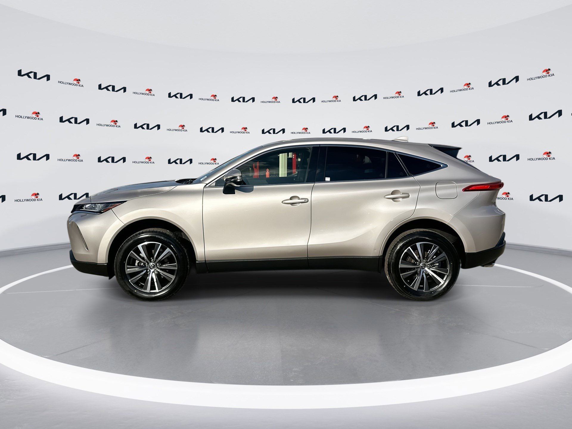 Used 2022 Toyota Venza LE image 5