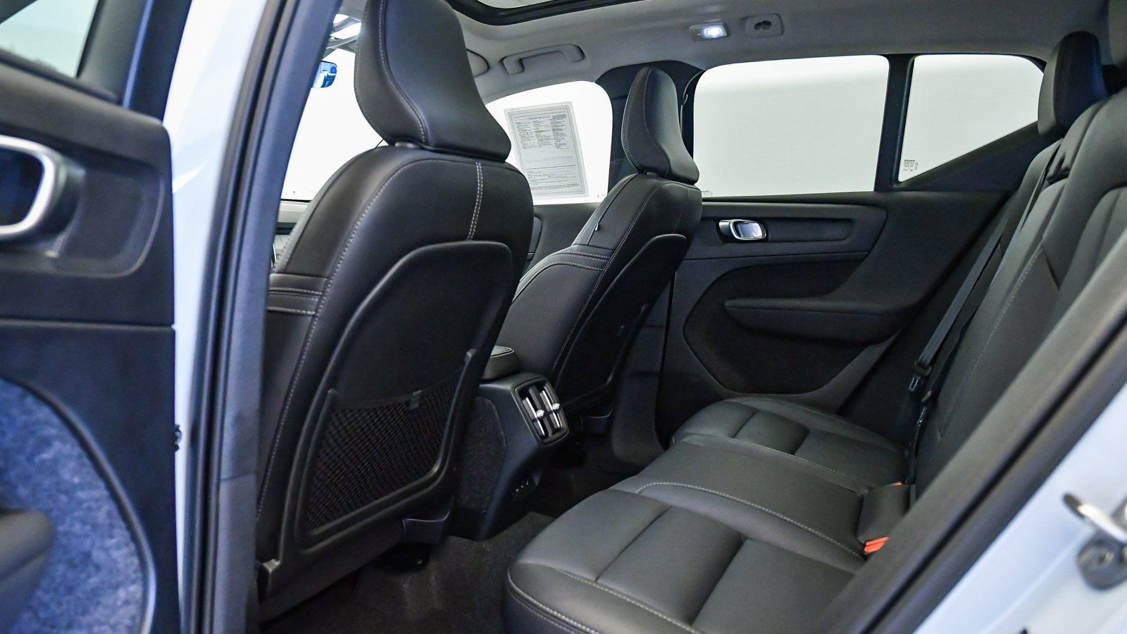 Certified 2025 Volvo XC40 B5 Ultra w/ Climate Package image 20