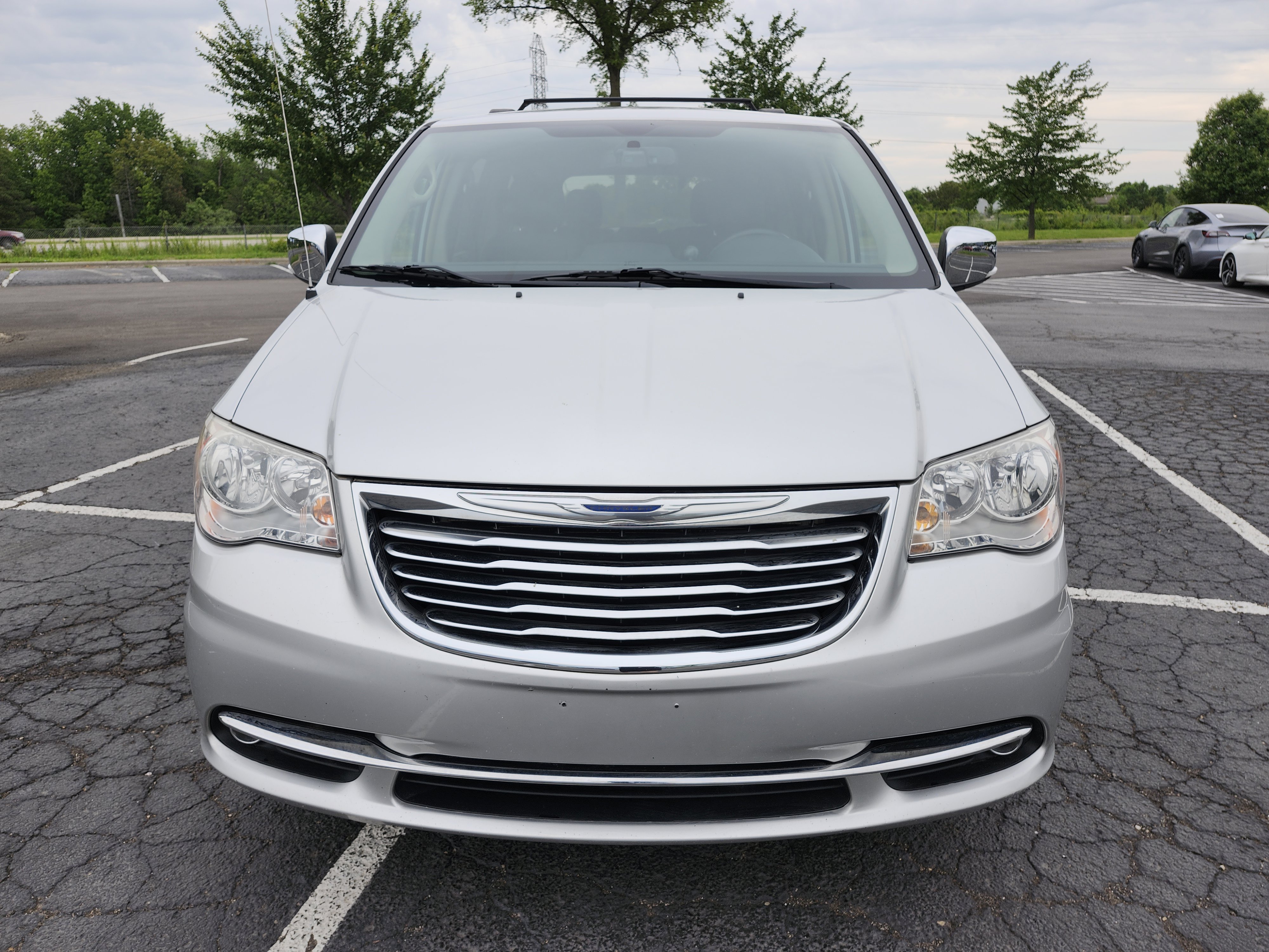 Used 2011 Chrysler Town & Country Touring-L w/ Entertainment Group #2 FWD image 11