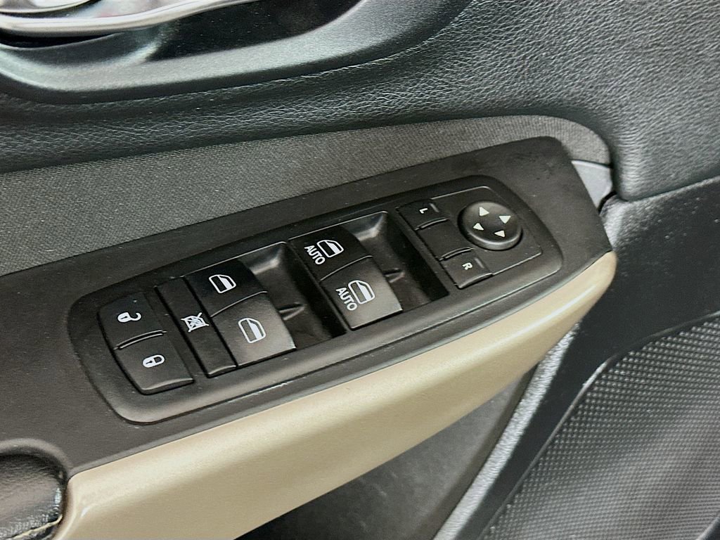 Used 2017 Jeep Cherokee Latitude w/ Cold Weather Group image 17