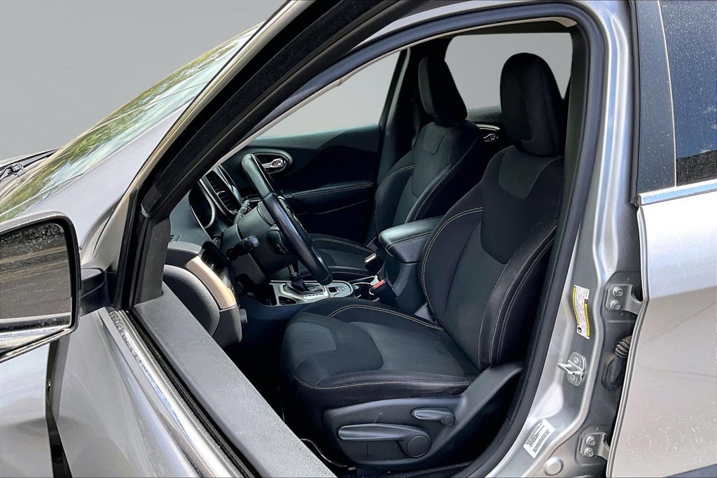Used 2015 Jeep Cherokee Latitude FWD image 3