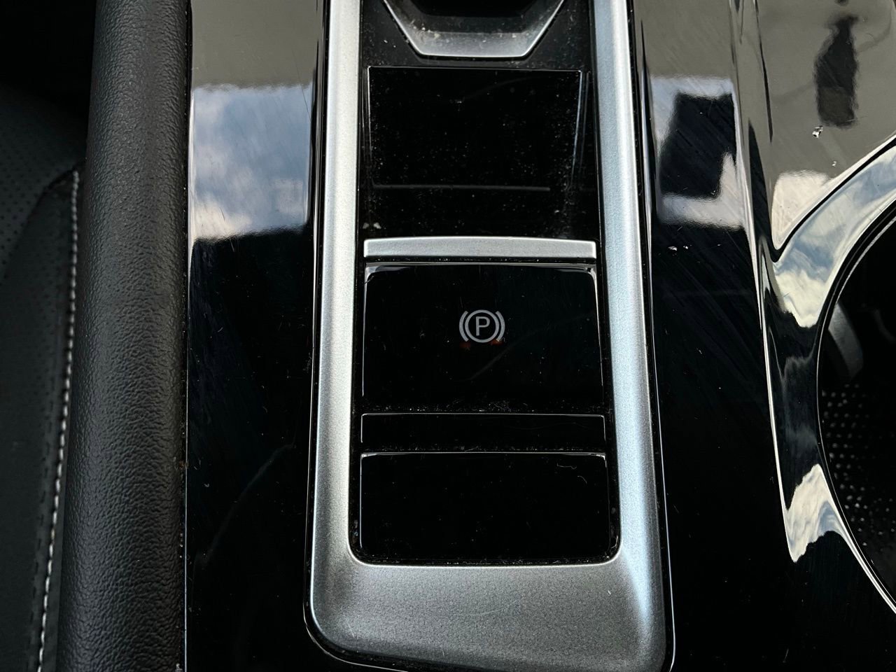 Used 2025 Volkswagen Atlas Cross Sport SE FWD image 24