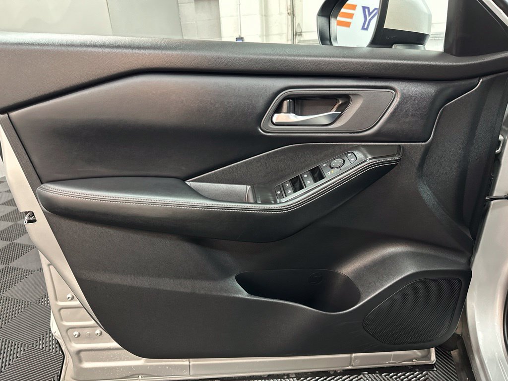 Used 2025 Nissan Rogue SV AWD/4WD image 16