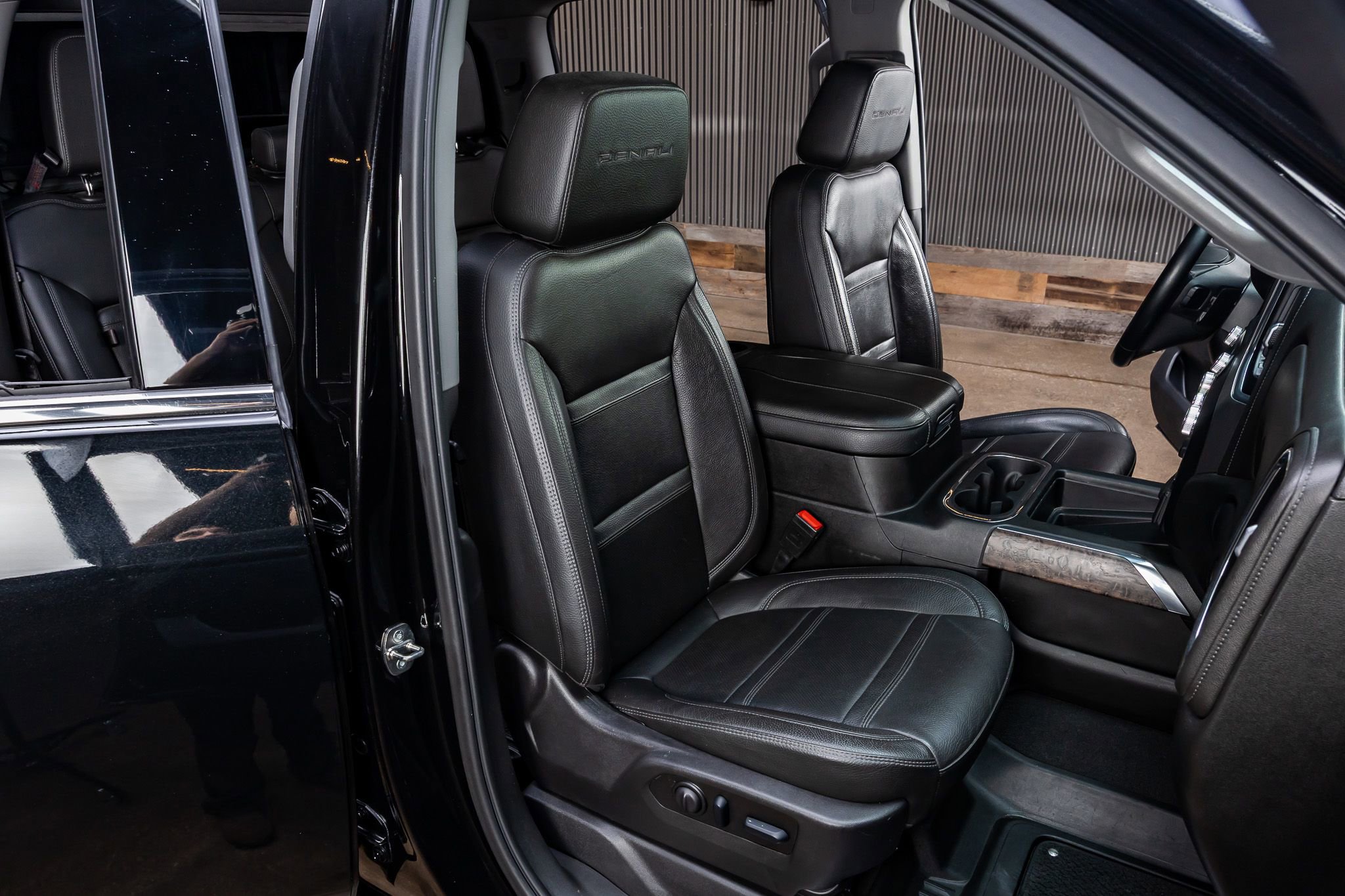 Used 2023 GMC Sierra 2500 Denali w/ Denali Black Diamond Edition AWD/4WD image 29