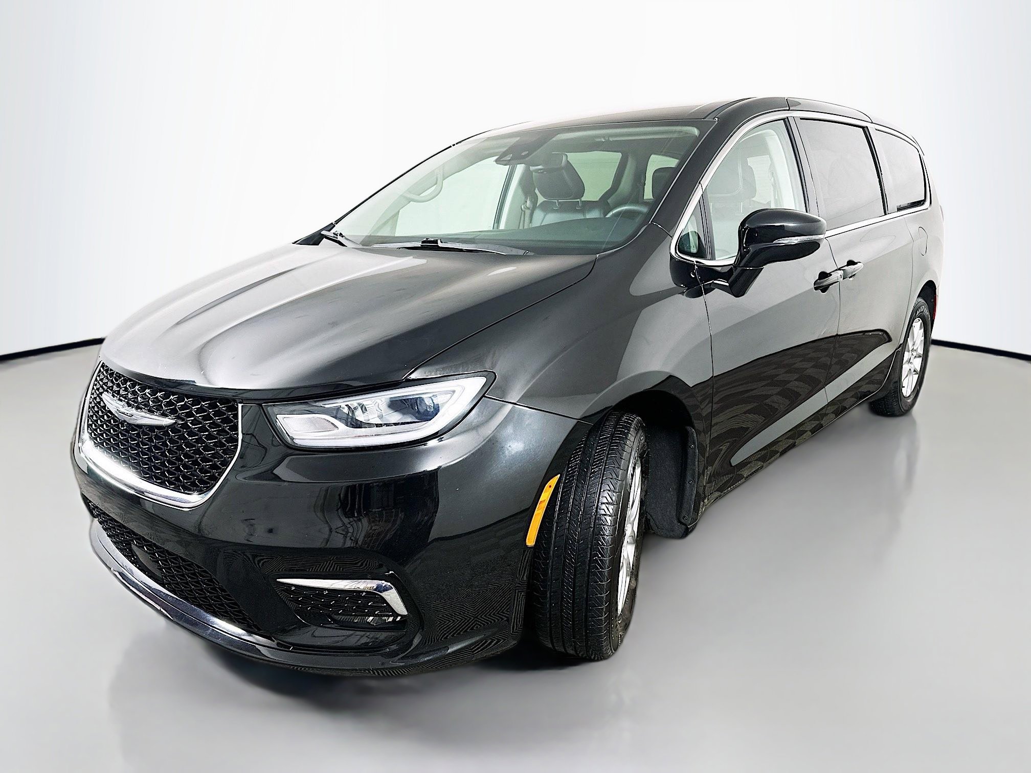 Used 2024 Chrysler Pacifica Touring-L FWD image 3