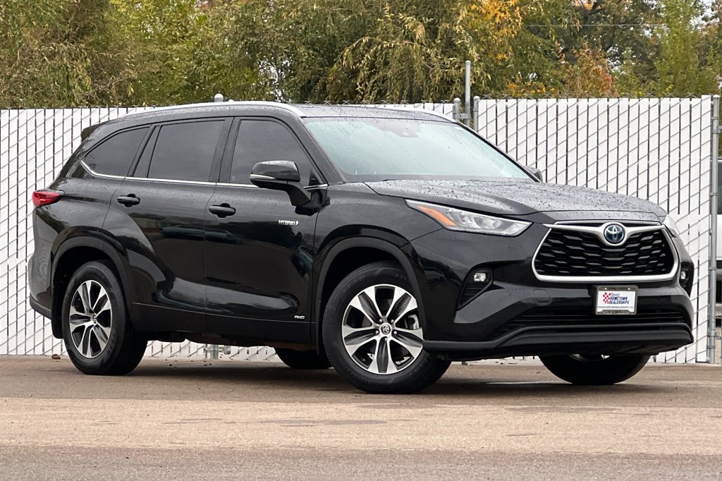 Used 2020 Toyota Highlander XLE image 2