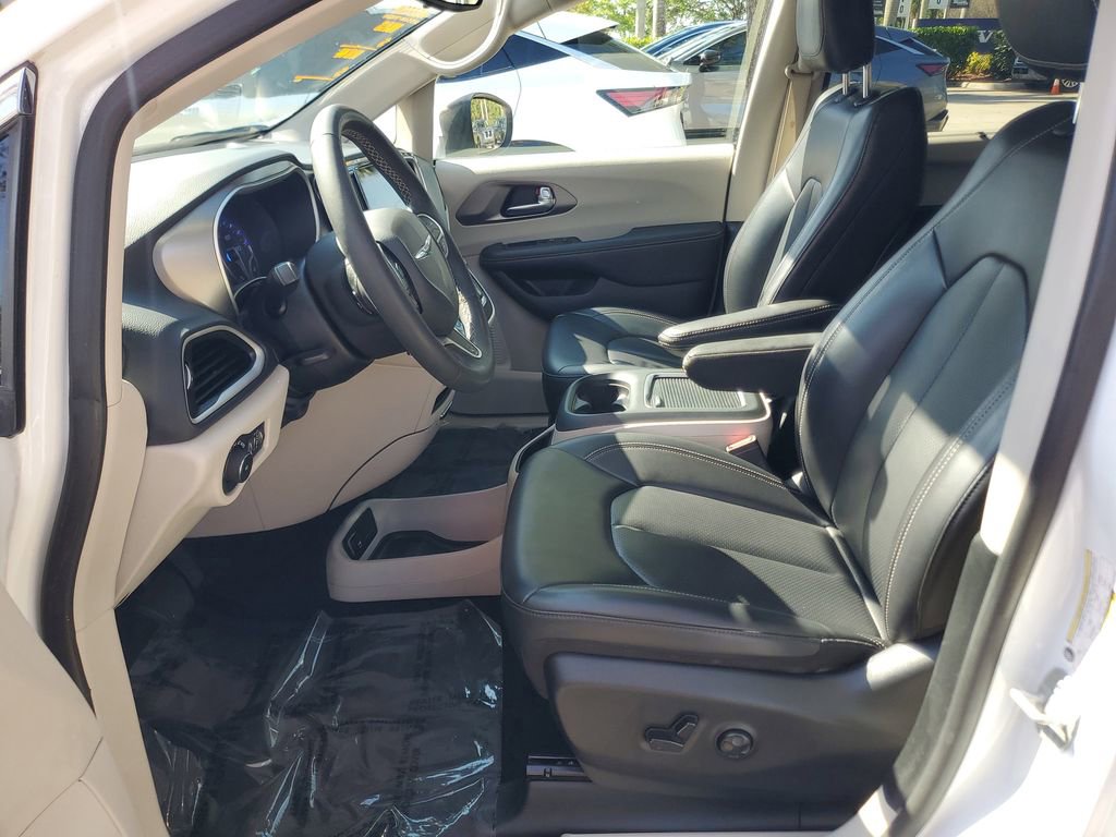 Used 2023 Chrysler Pacifica Touring-L FWD image 16