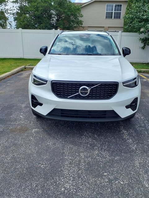 Certified 2026 Volvo XC40 B5 Plus AWD/4WD image 1