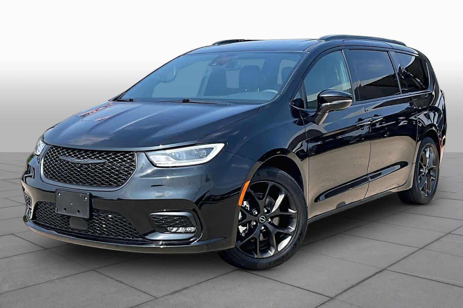 Used 2025 Chrysler Pacifica Limited FWD image 2