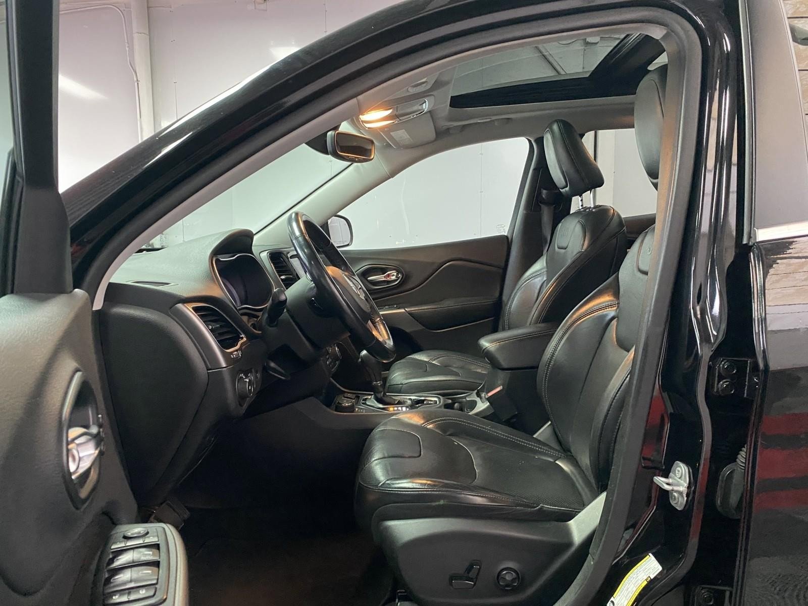 Used 2019 Jeep Cherokee Limited image 28