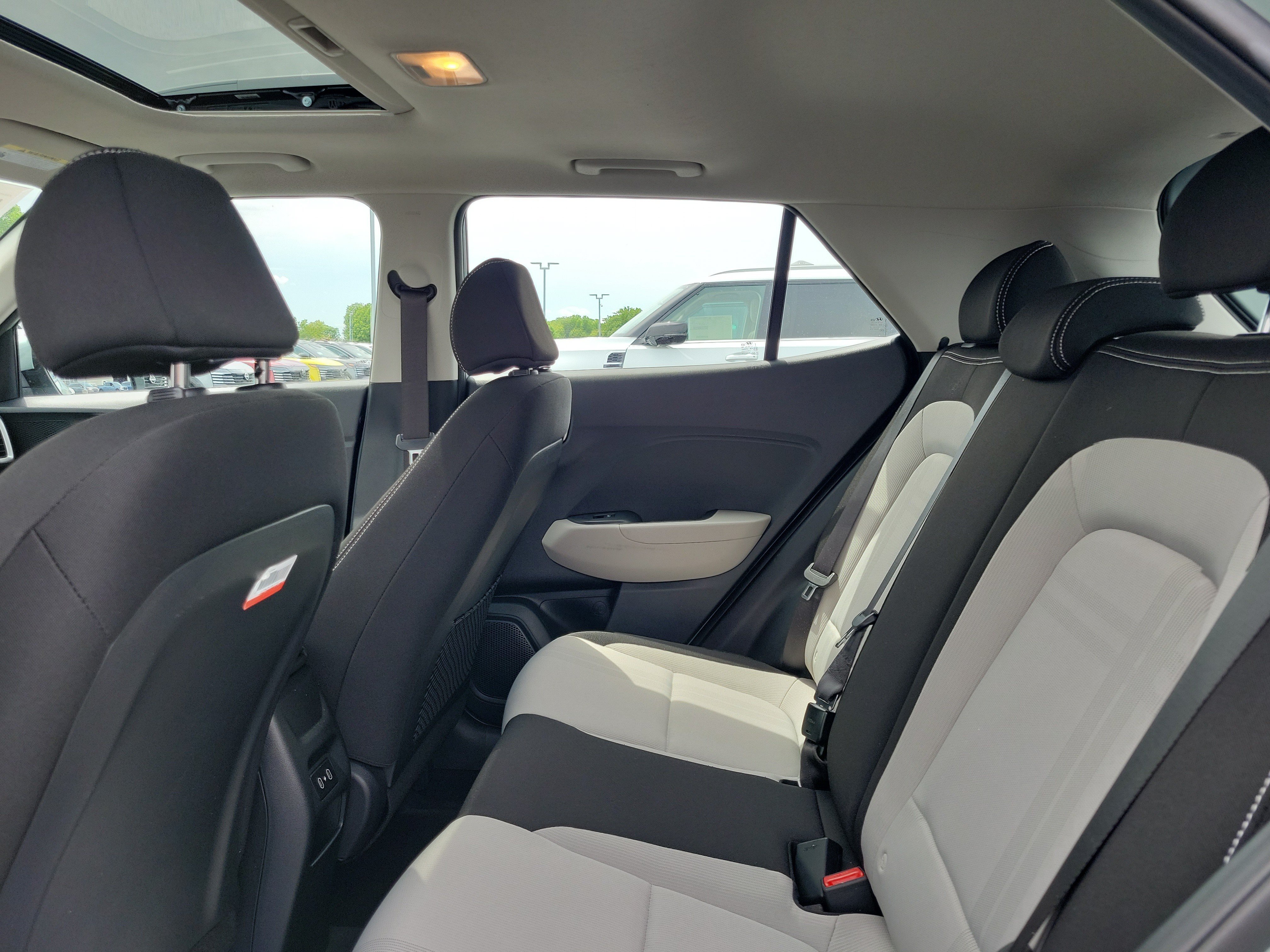 Used 2025 Hyundai Venue SEL FWD image 11