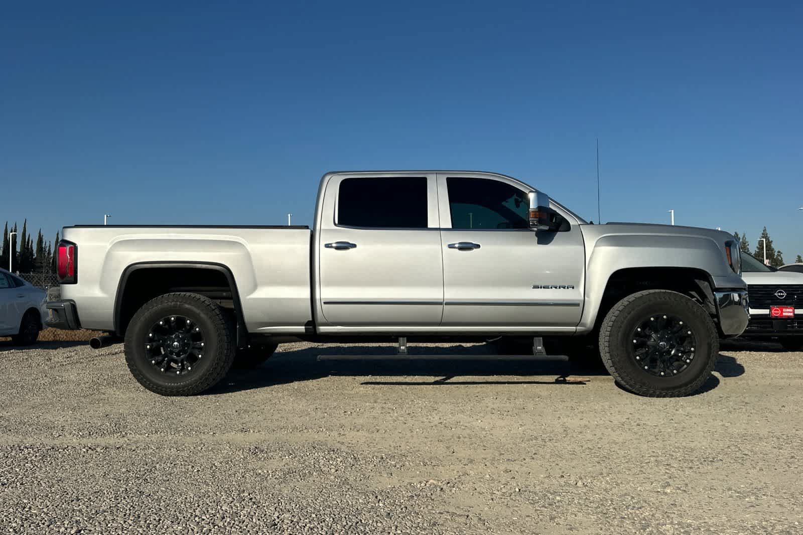 Used 2018 GMC Sierra 1500 SLT w/ SLT Premium Package AWD/4WD image 8