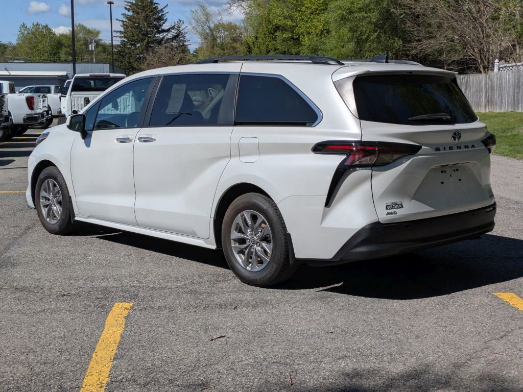 Used 2023 Toyota Sienna XLE AWD/4WD image 5