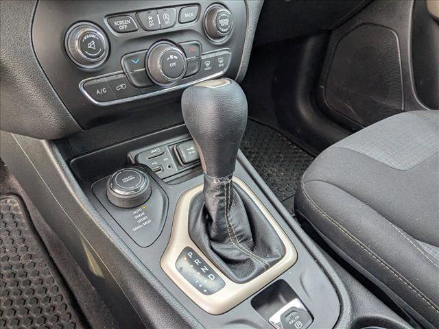 Used 2017 Jeep Cherokee Latitude w/ Cold Weather Group image 11