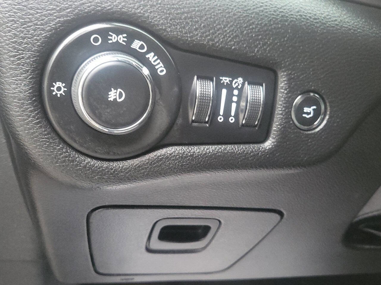 Used 2020 Jeep Cherokee Limited image 17