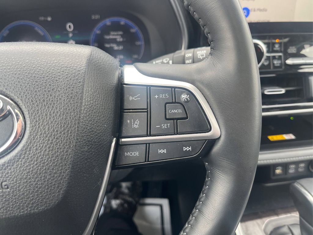 Used 2024 Toyota Highlander Platinum image 32