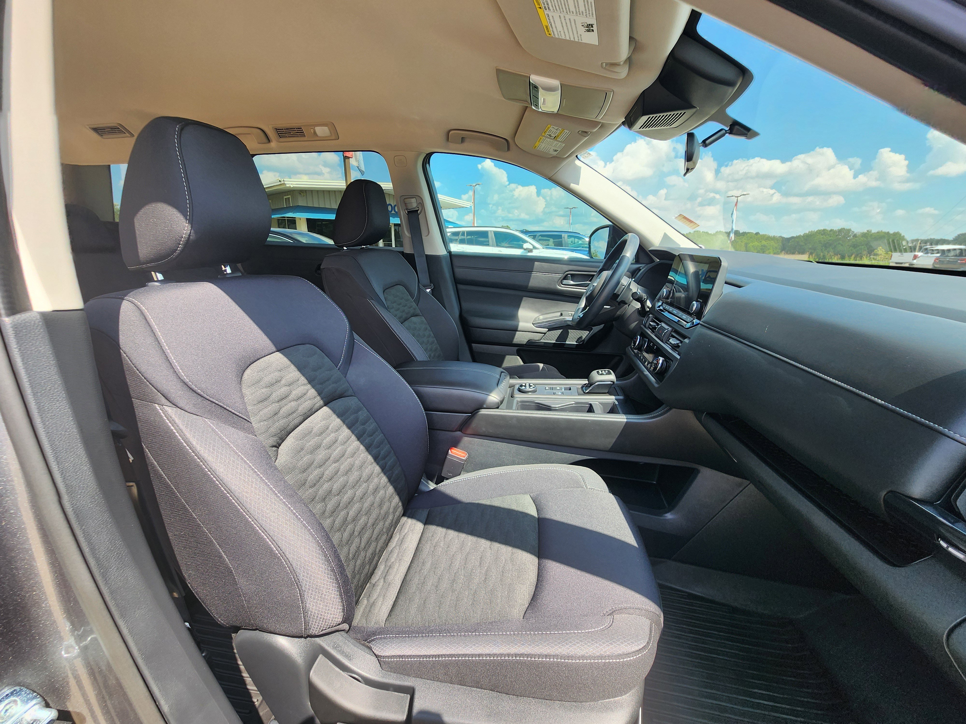 Used 2024 Nissan Pathfinder S image 11