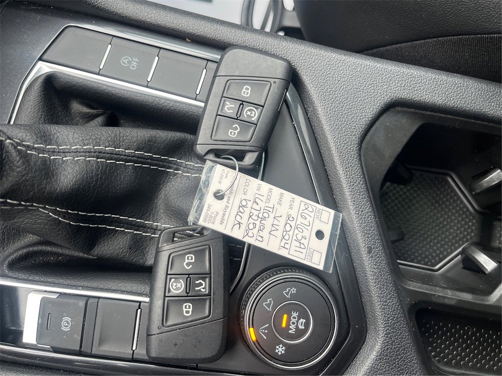 Used 2024 Volkswagen Tiguan SE R-Line image 35