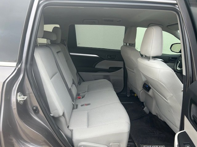 Used 2019 Toyota Highlander LE FWD image 16