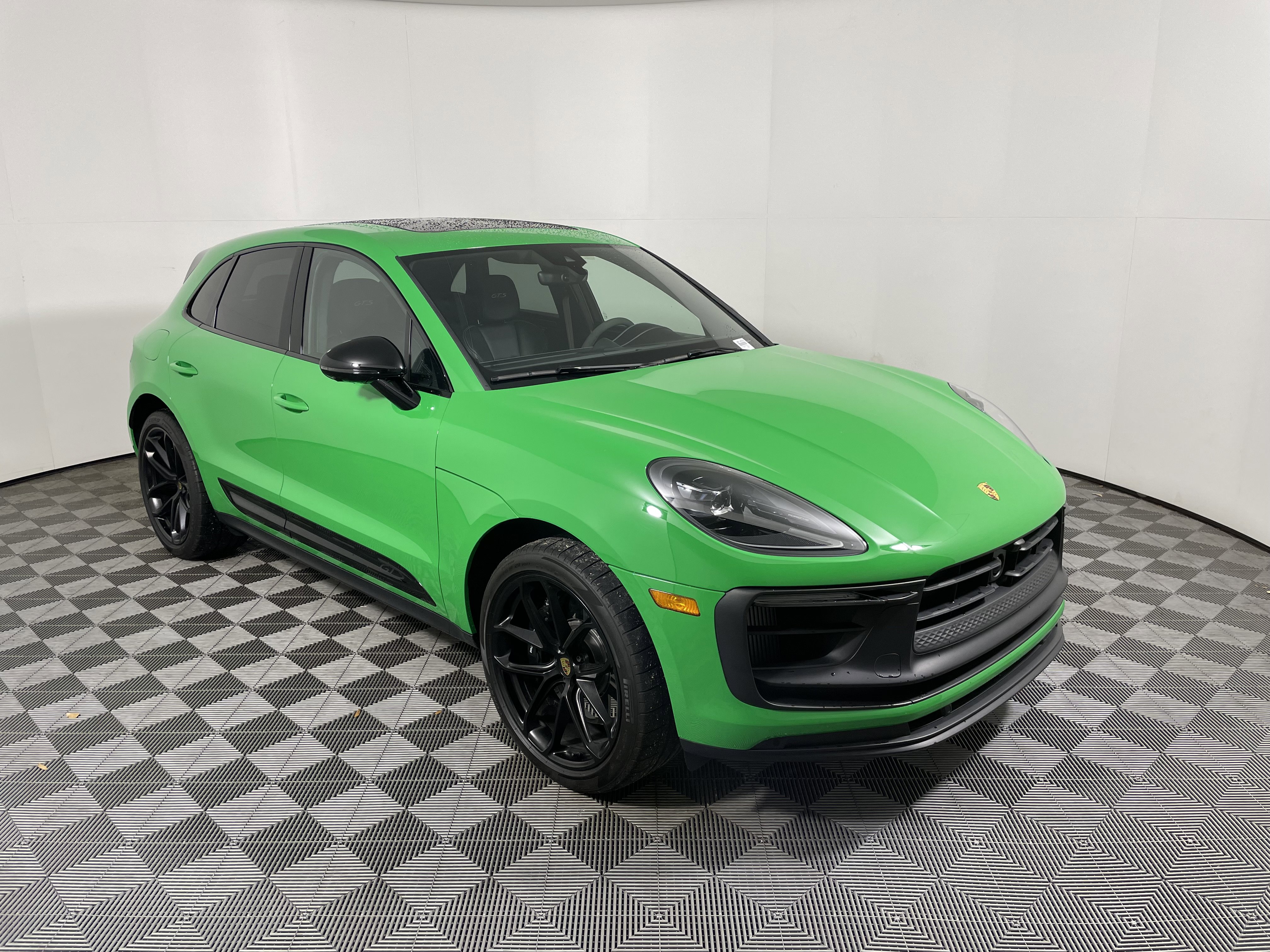 Certified 2025 Porsche Macan GTS image 9