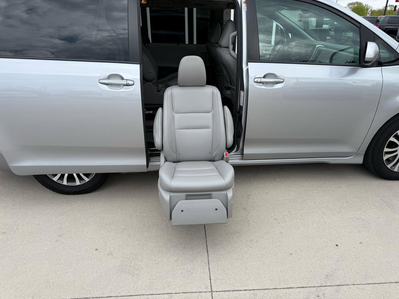 Used 2018 Toyota Sienna XLE w/ Entertainment Package FWD image 23