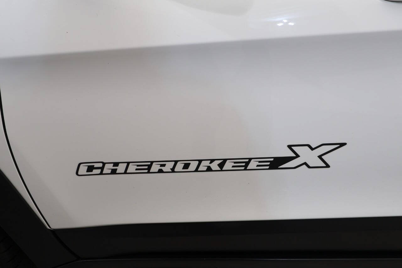 Used 2022 Jeep Cherokee Latitude AWD/4WD image 11
