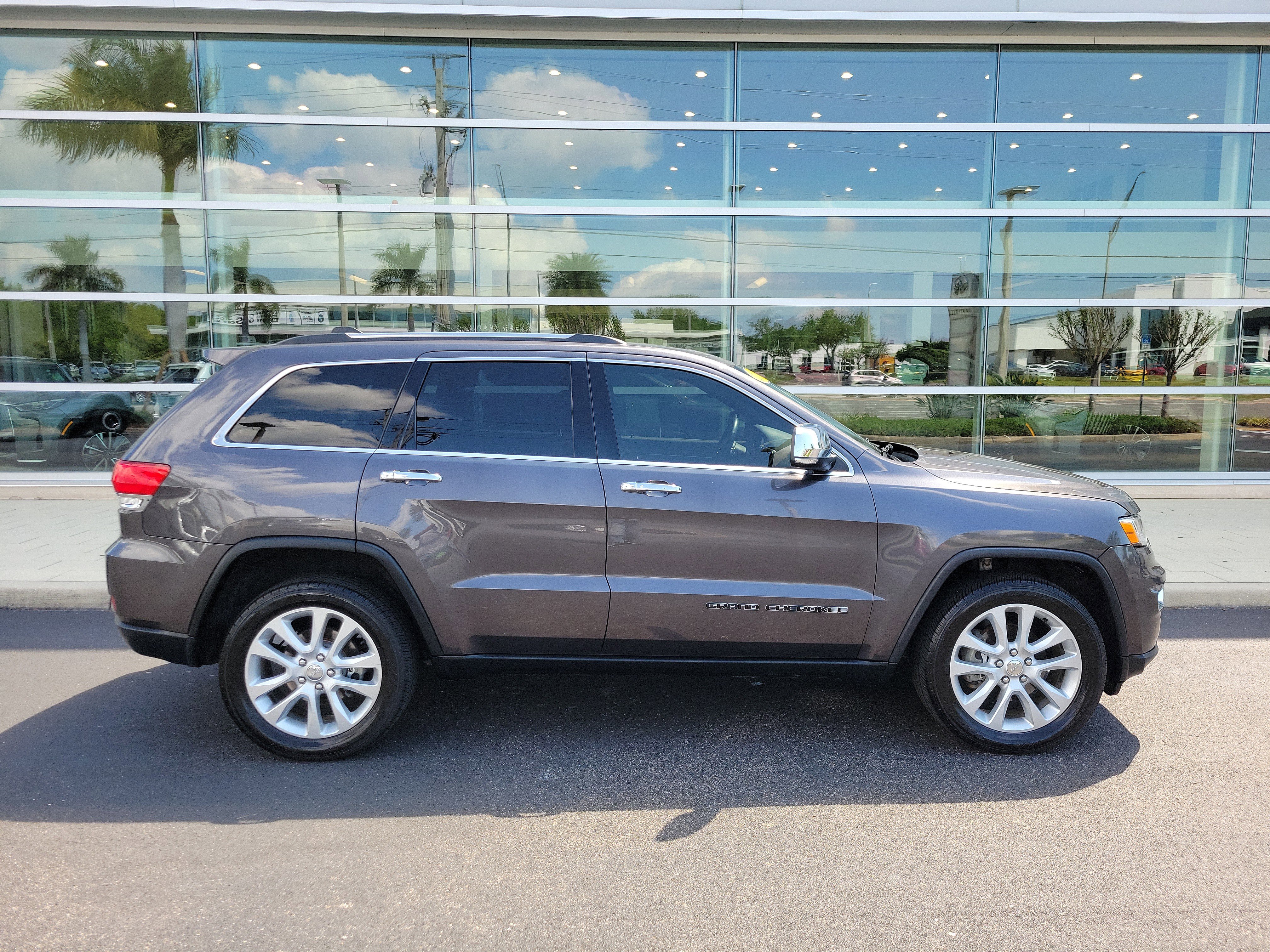 Used 2017 Jeep Grand Cherokee Limited AWD/4WD image 3