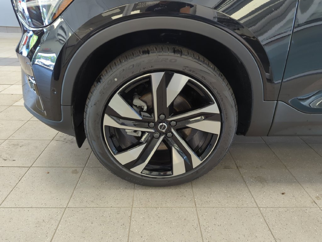 New 2026 Volvo XC40 B5 Plus w/ Protection Package Premier AWD/4WD image 32