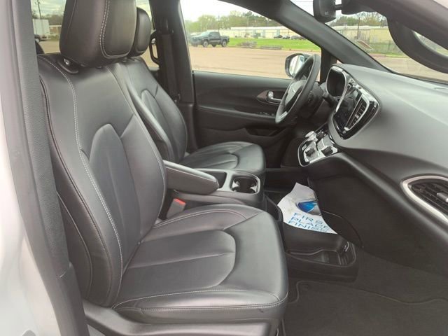 Used 2025 Chrysler Pacifica Select image 29
