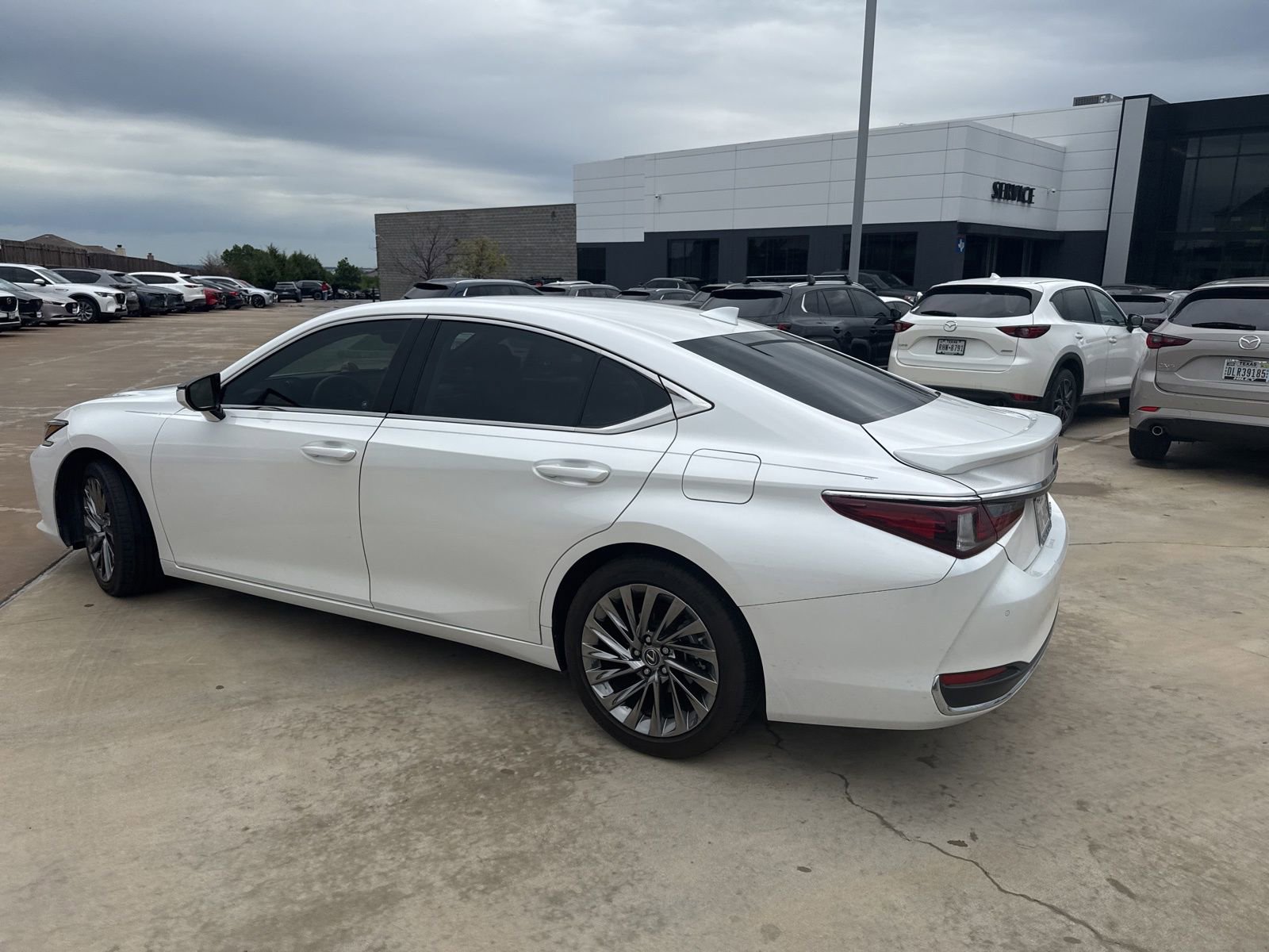 Used 2024 Lexus ES 300h w/ Technology Package image 17