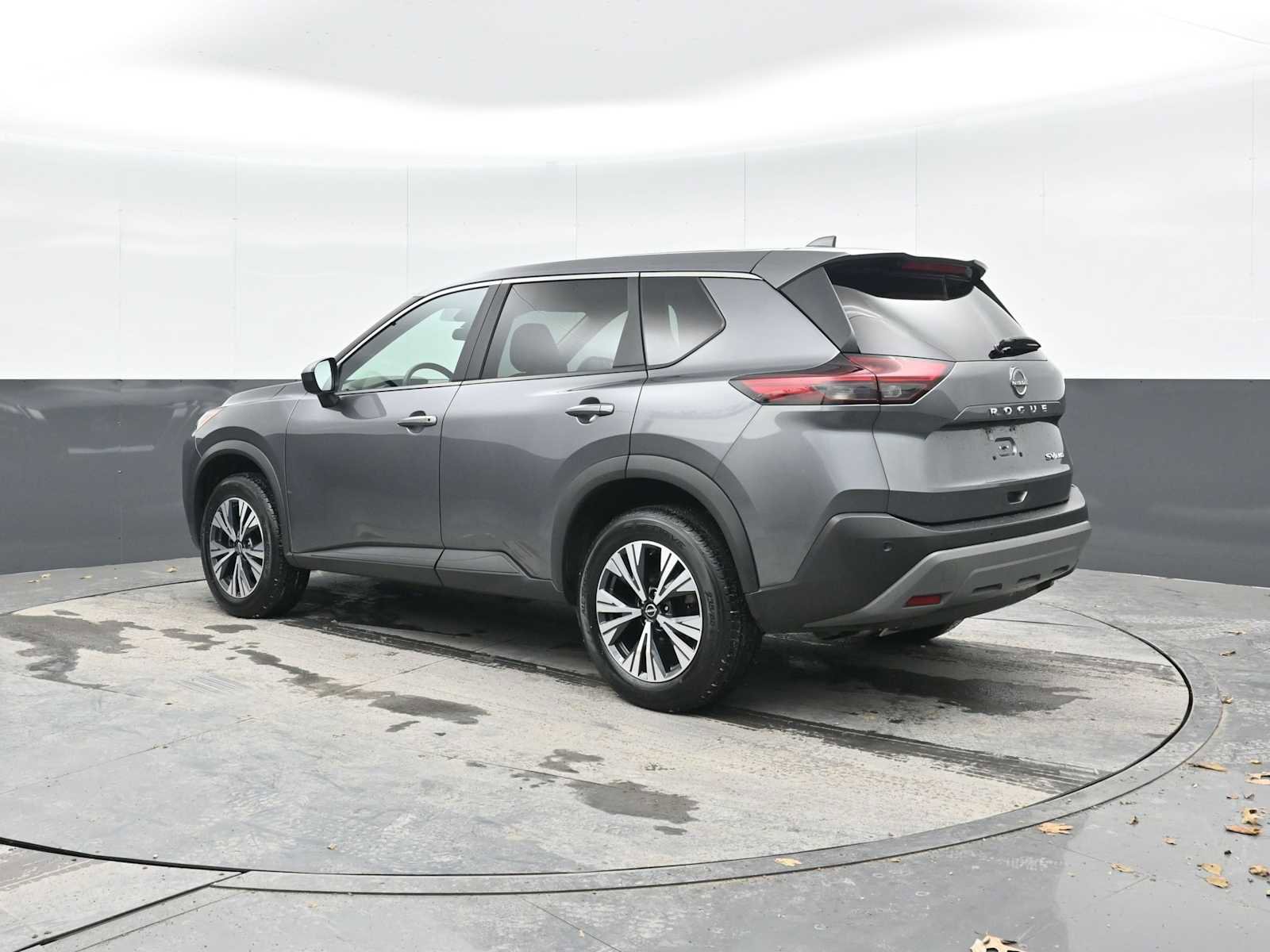 Used 2023 Nissan Rogue SV image 2