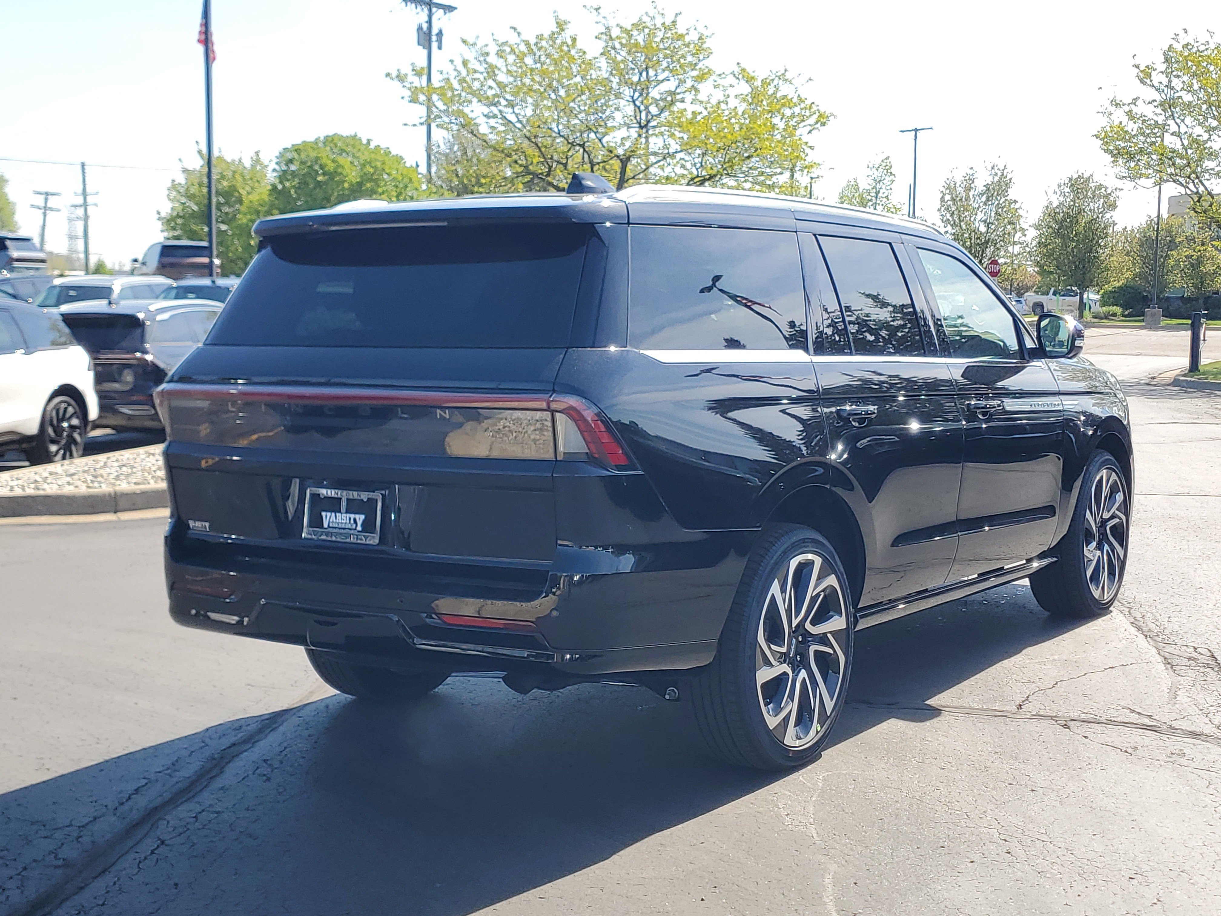 New 2026 Lincoln Navigator Reserve AWD/4WD image 3