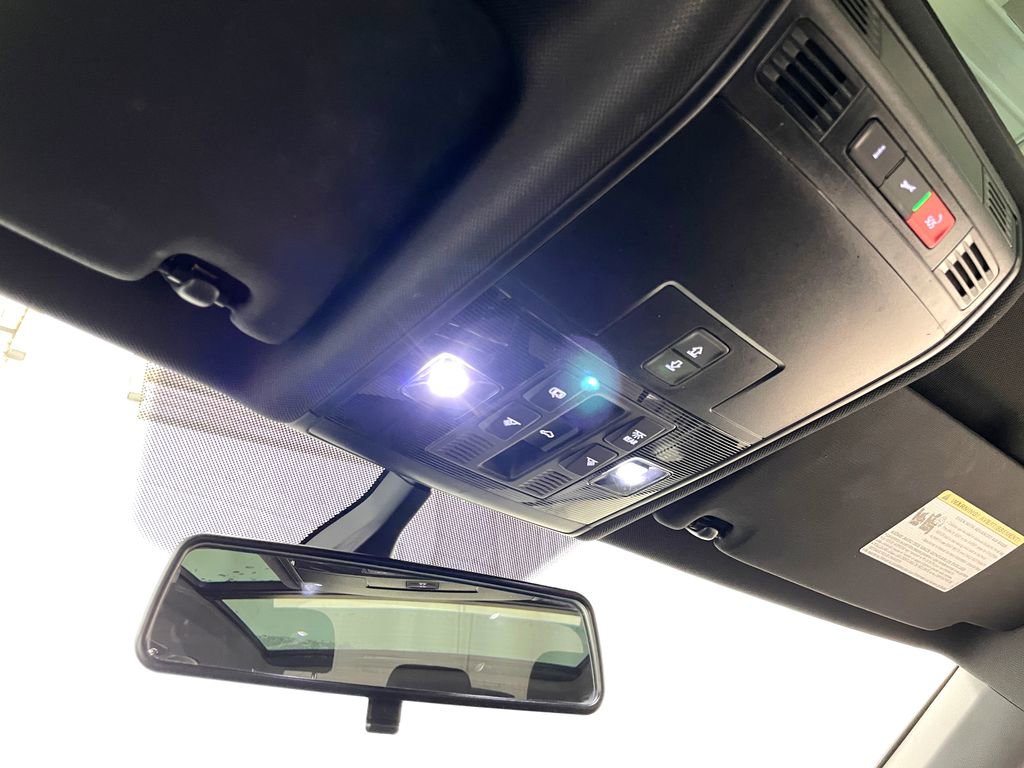 Used 2021 Volkswagen Tiguan SE R-Line image 31