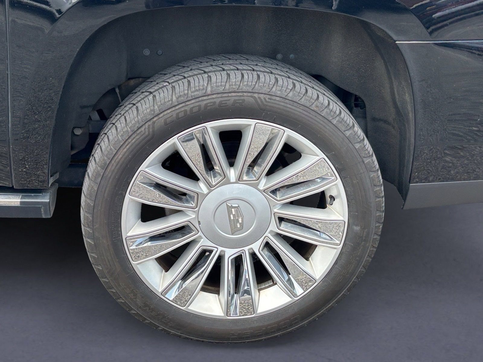 Used 2019 Cadillac Escalade ESV Platinum RWD image 5