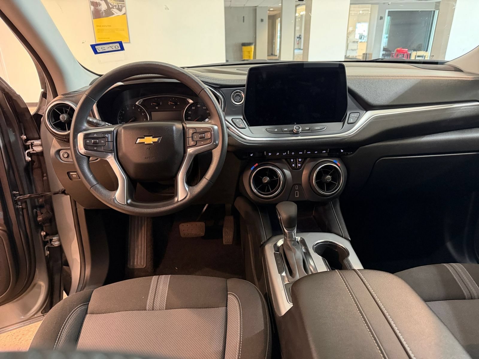 Used 2025 Chevrolet Blazer LT FWD image 34